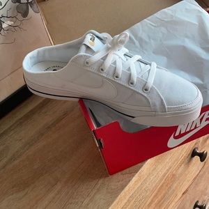 NWT Nike Court Legacy Mule